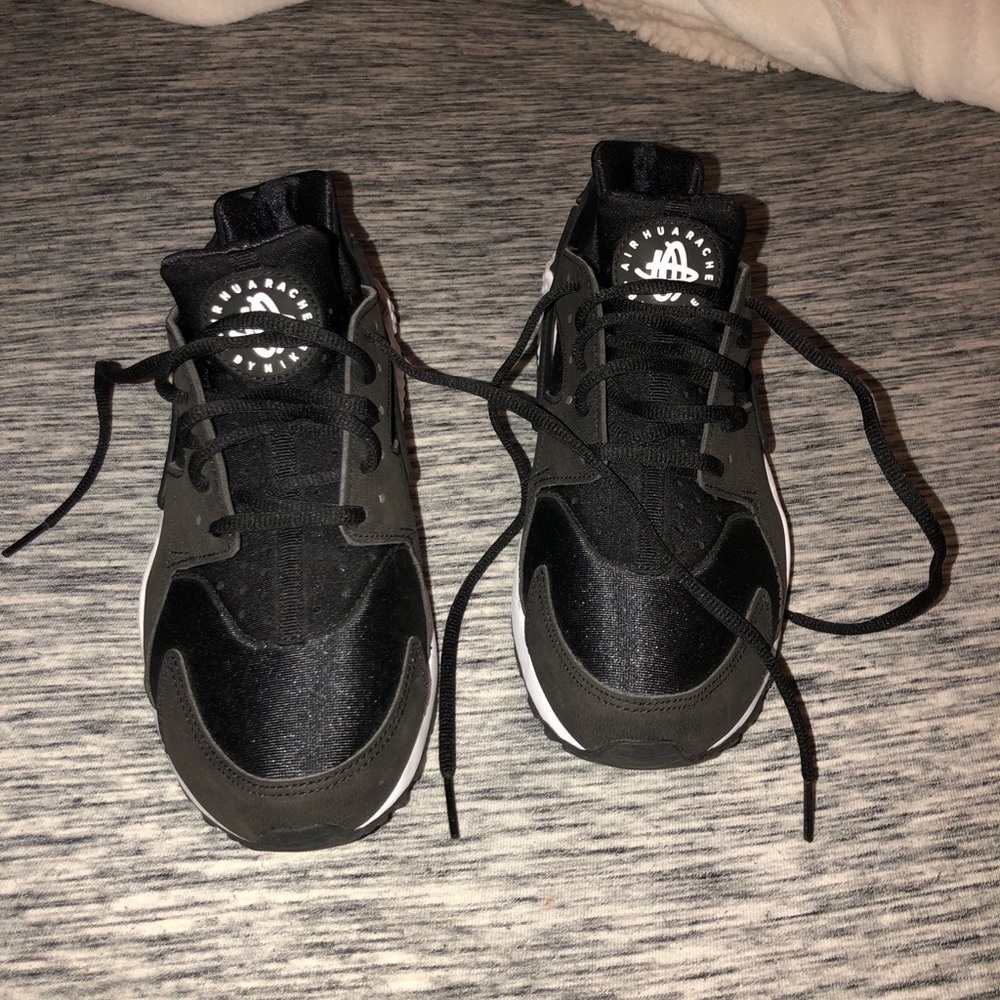 Nike black and white huaraches